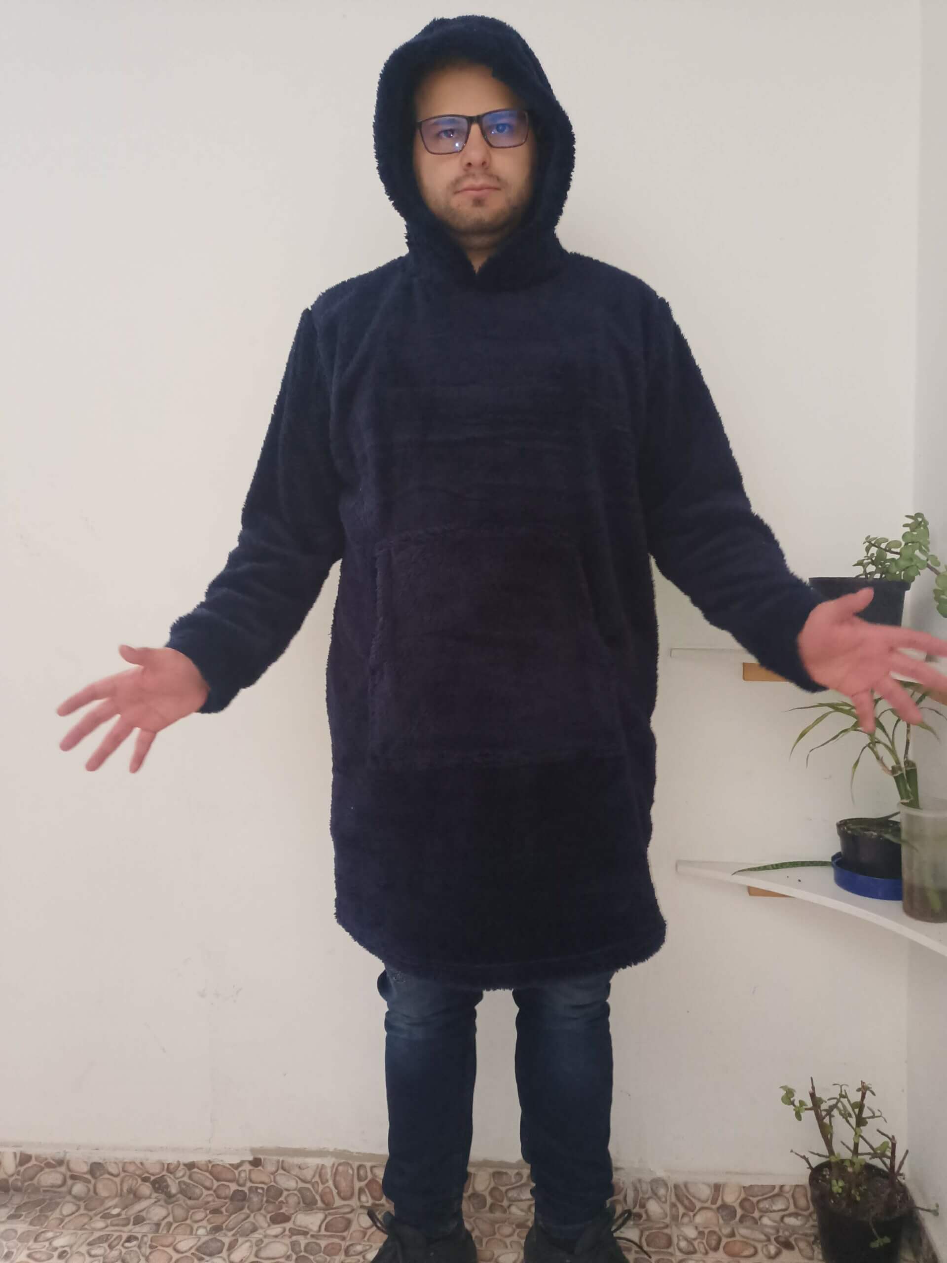Descubre el buzo gigante que redefine la comodidad con su diseño extra grande y funcional. Ideal para cualquier ocasión relajada. ¡Hazte con el tuyo ahora!